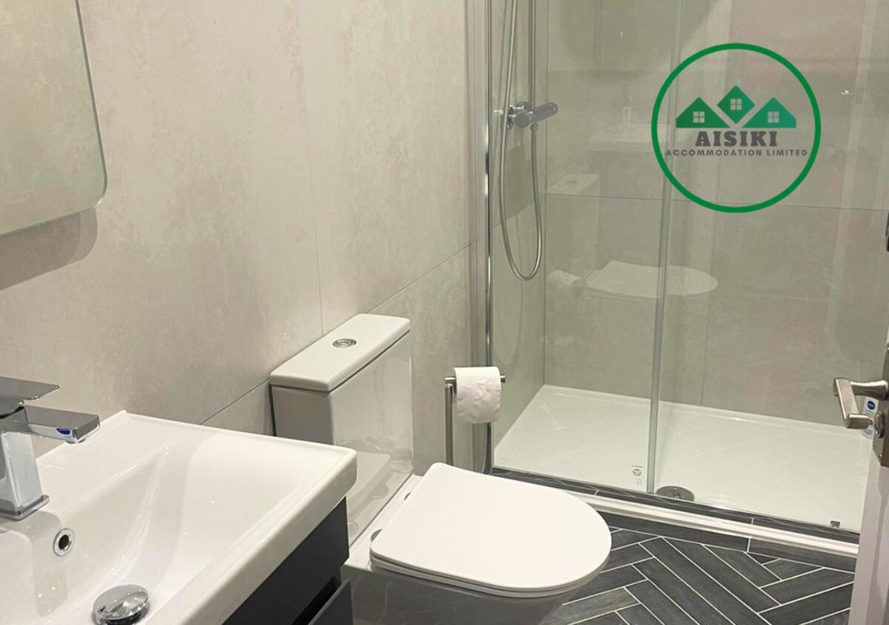Aisiki At Enfield, Airconditioned & Pet-friendly, Ground Floor, 3-bedroom & 2-bathroom Flat, King Or Twin Beds With Garden And Free Wi-fi & Parking *