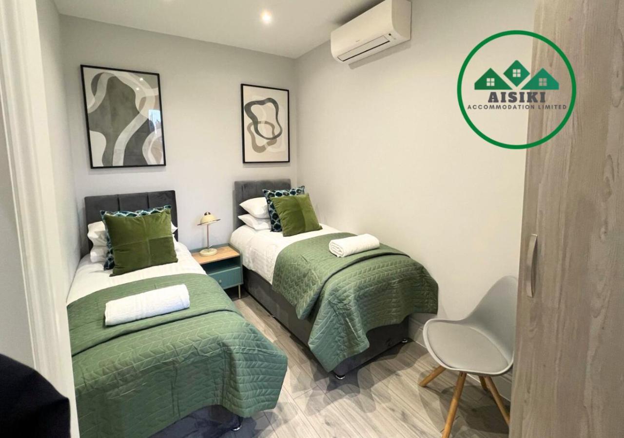 Aisiki At Enfield, Airconditioned & Pet-friendly, Ground Floor, 3-bedroom & 2-bathroom Flat, King Or Twin Beds With Garden And Free Wi-fi & Parking *
