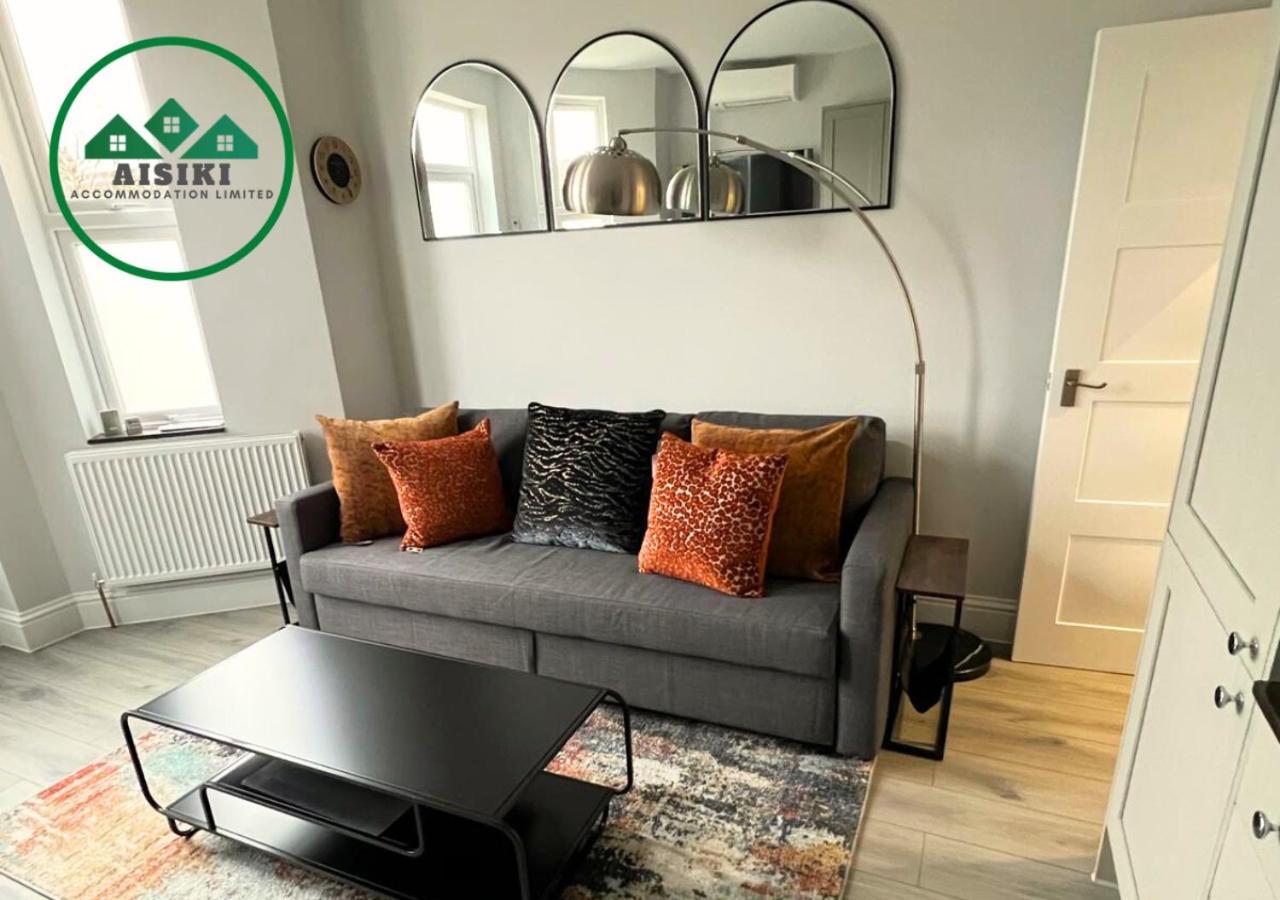 Aisiki At Enfield, Airconditioned & Pet-friendly, Ground Floor, 3-bedroom & 2-bathroom Flat, King Or Twin Beds With Garden And Free Wi-fi & Parking