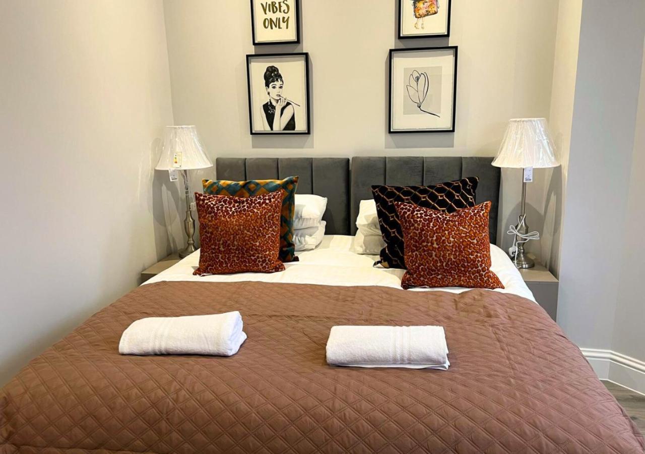 Aisiki At Enfield, Airconditioned & Pet-friendly, Ground Floor, 3-bedroom & 2-bathroom Flat, King Or Twin Beds With Garden And Free Wi-fi & Parking London