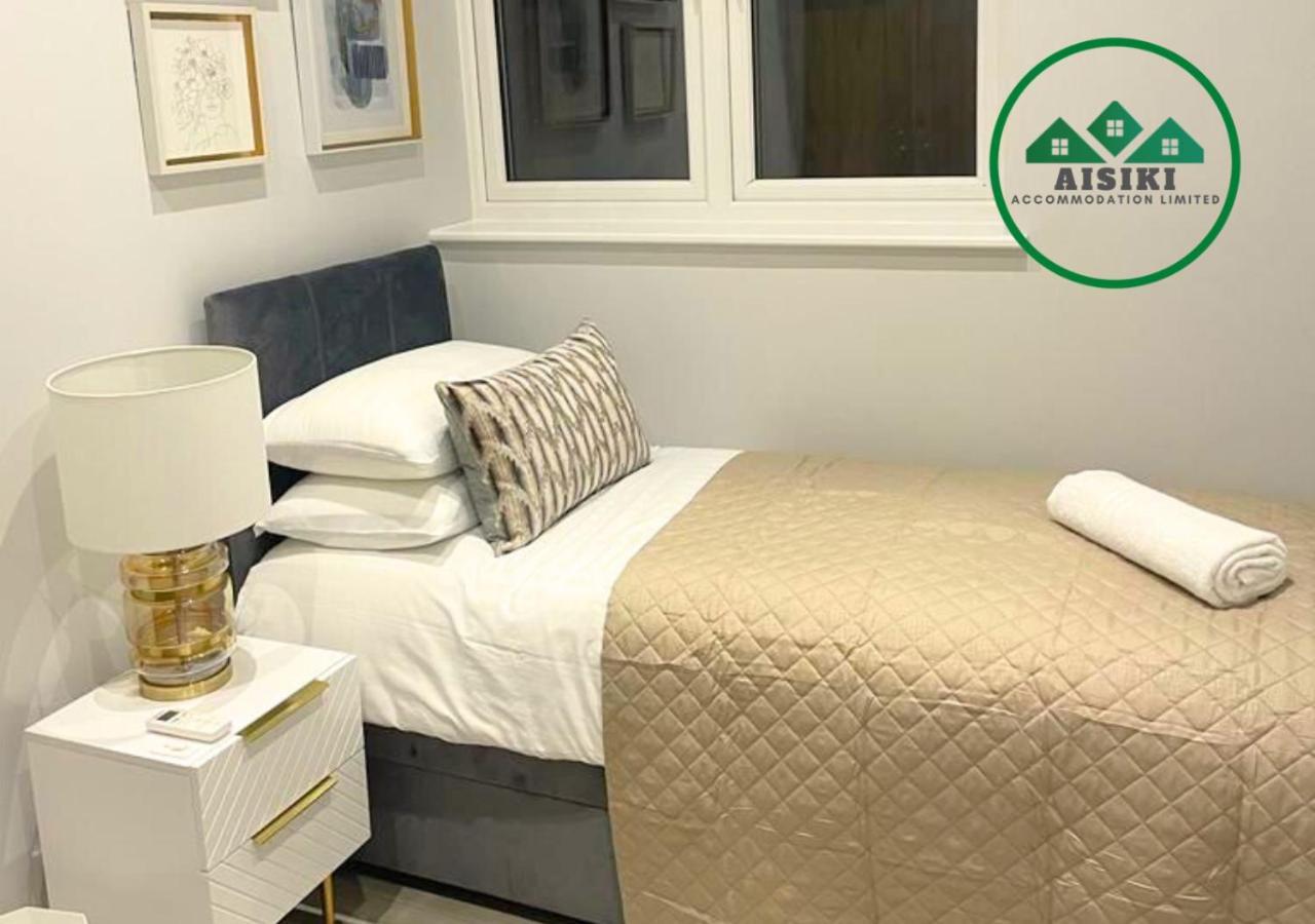 Apartment Aisiki At Enfield, Airconditioned & Pet-friendly, Ground Floor, 3-bedroom & 2-bathroom Flat, King Or Twin Beds With Garden And Free Wi-fi & Parking London