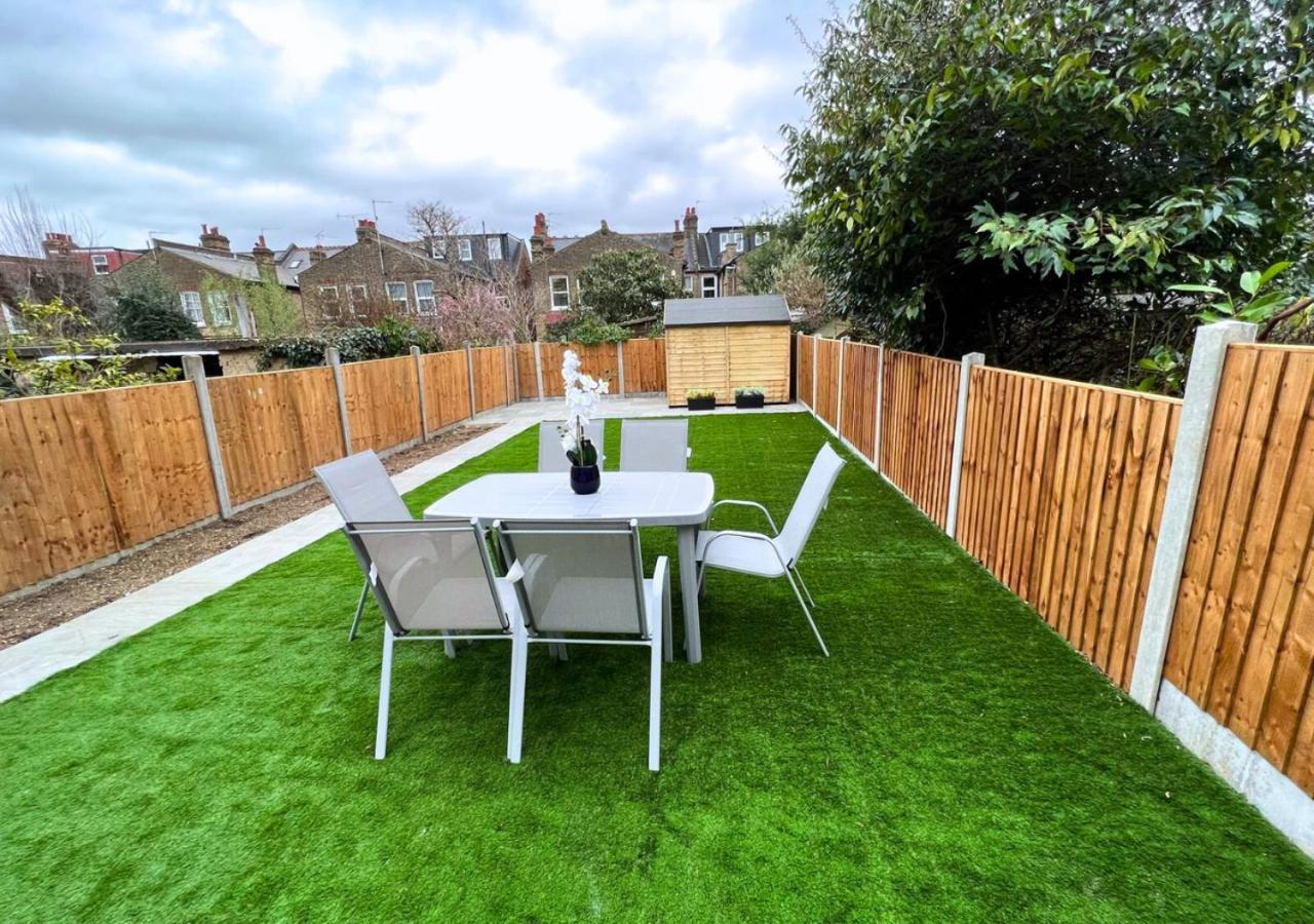 Aisiki At Enfield, Airconditioned & Pet-friendly, Ground Floor, 3-bedroom & 2-bathroom Flat, King Or Twin Beds With Garden And Free Wi-fi & Parking London