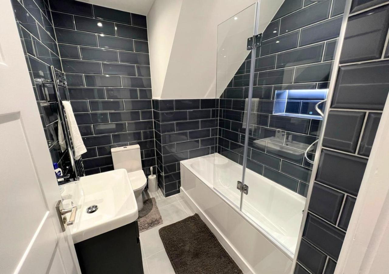 Aisiki At Enfield, Airconditioned & Pet-friendly, Ground Floor, 3-bedroom & 2-bathroom Flat, King Or Twin Beds With Garden And Free Wi-fi & Parking Apartment