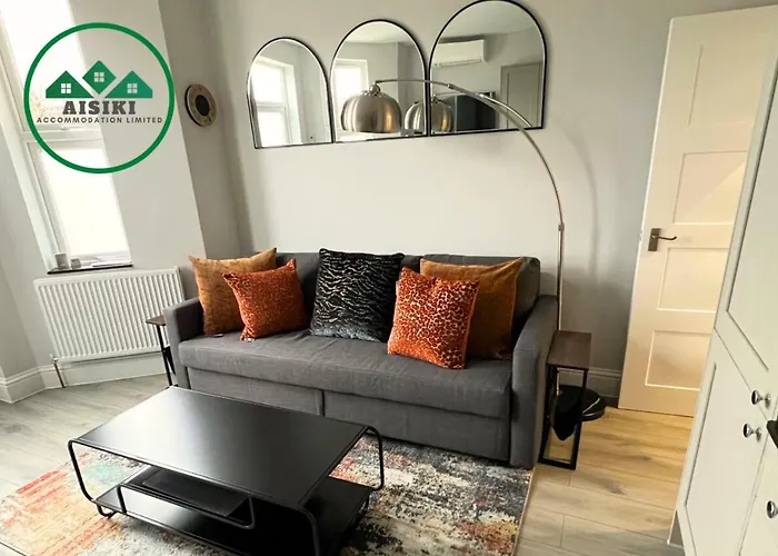 Aisiki Stays Apartments At Enfield, Airconditioned & Pet Friendly, Ground Floor, 3-Bedroom & 2-Bathroom Flat, King Or Twin Beds With Garden And Free Wi-Fi & Parking Space