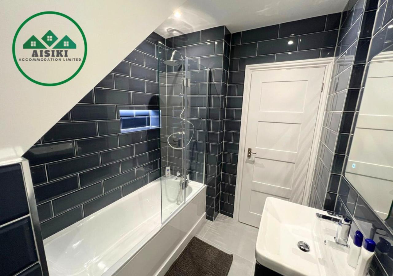 Aisiki At Enfield, Airconditioned & Pet-friendly, Ground Floor, 3-bedroom & 2-bathroom Flat, King Or Twin Beds With Garden And Free Wi-fi & Parking * London
