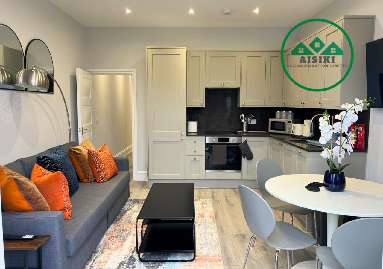 Aisiki At Enfield, Airconditioned & Pet-friendly, Ground Floor, 3-bedroom & 2-bathroom Flat, King Or Twin Beds With Garden And Free Wi-fi & Parking * London