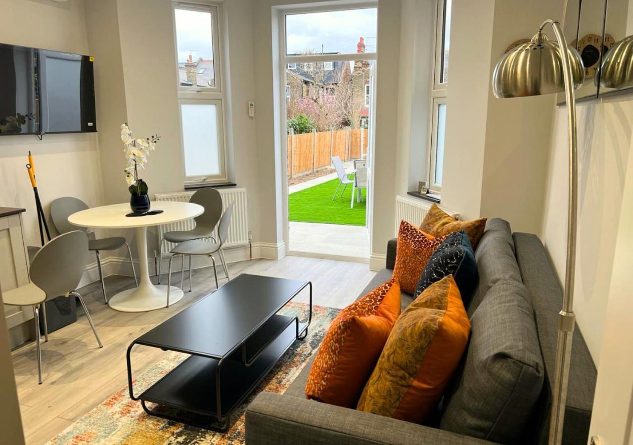 Aisiki At Enfield, Airconditioned & Pet-friendly, Ground Floor, 3-bedroom & 2-bathroom Flat, King Or Twin Beds With Garden And Free Wi-fi & Parking Apartment London